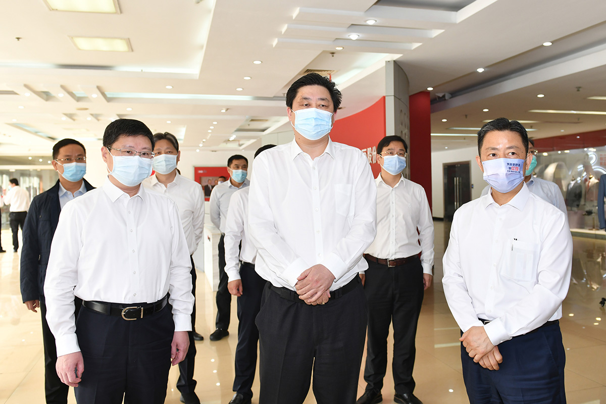 4月12日，无锡市市长赵建军带队深入菠菜担保网集团，专题调研疫情防控和复工复产工作。