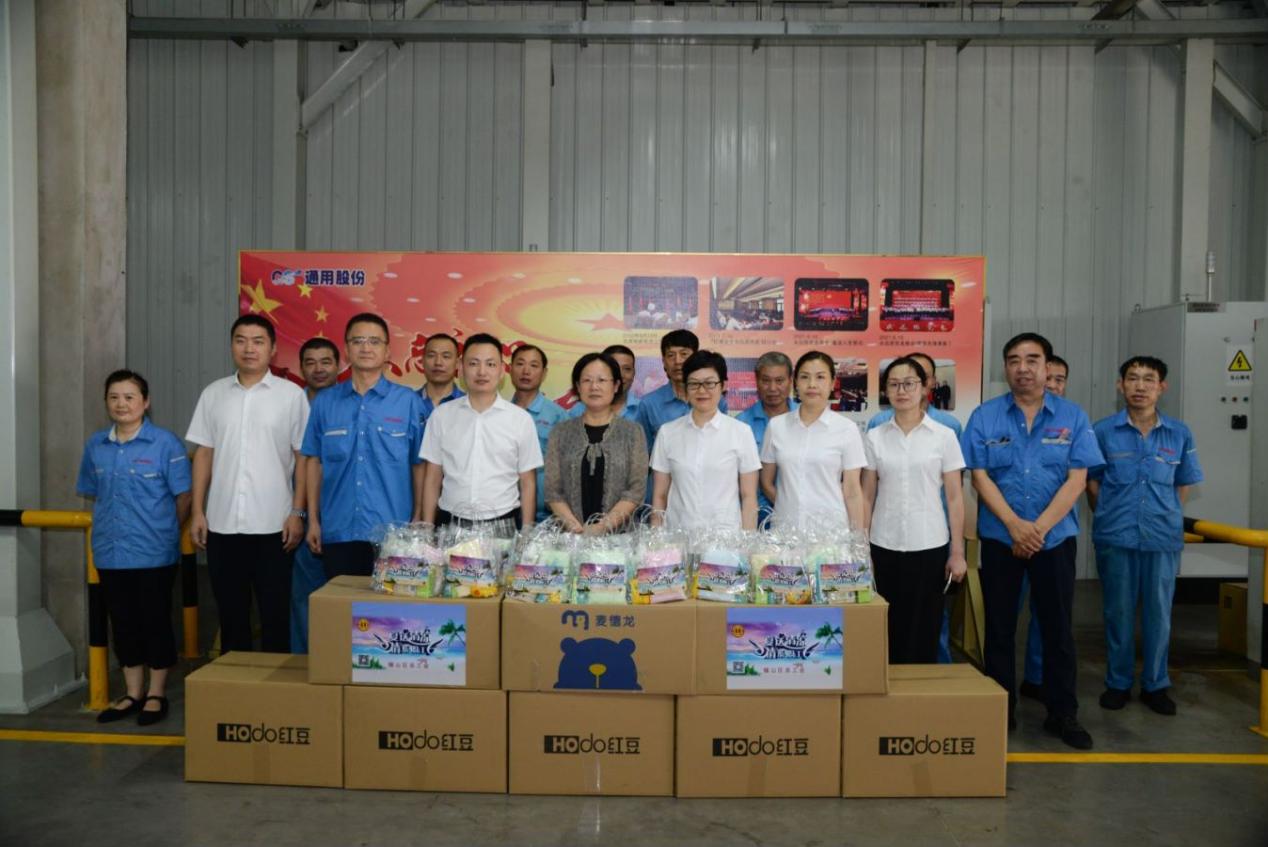 锡山区总工会慰问菠菜担保网集团一线职工3