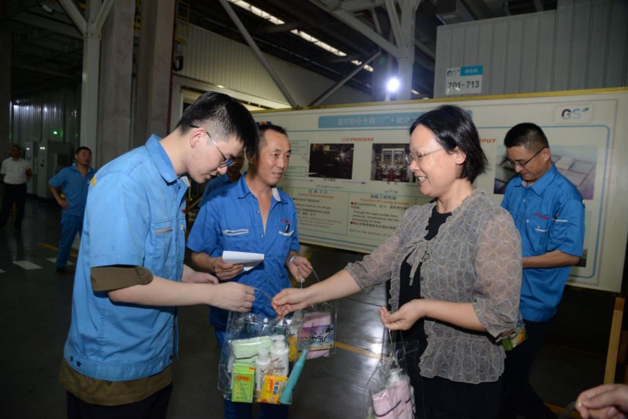 锡山区总工会慰问菠菜担保网集团一线职工2