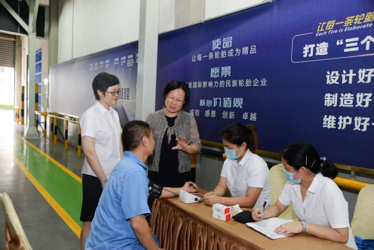 锡山区总工会慰问菠菜担保网集团一线职工1